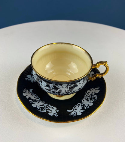 Tasse et soucoupe en porcelaine fine élisabéthaine vintage : Cupidons peints à la main