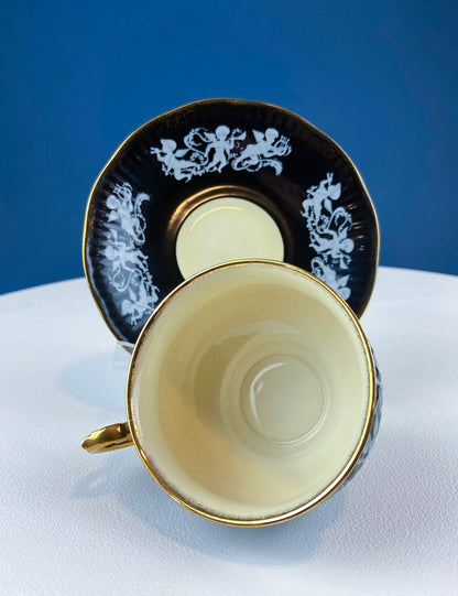 Tasse et soucoupe en porcelaine fine élisabéthaine vintage : Cupidons peints à la main