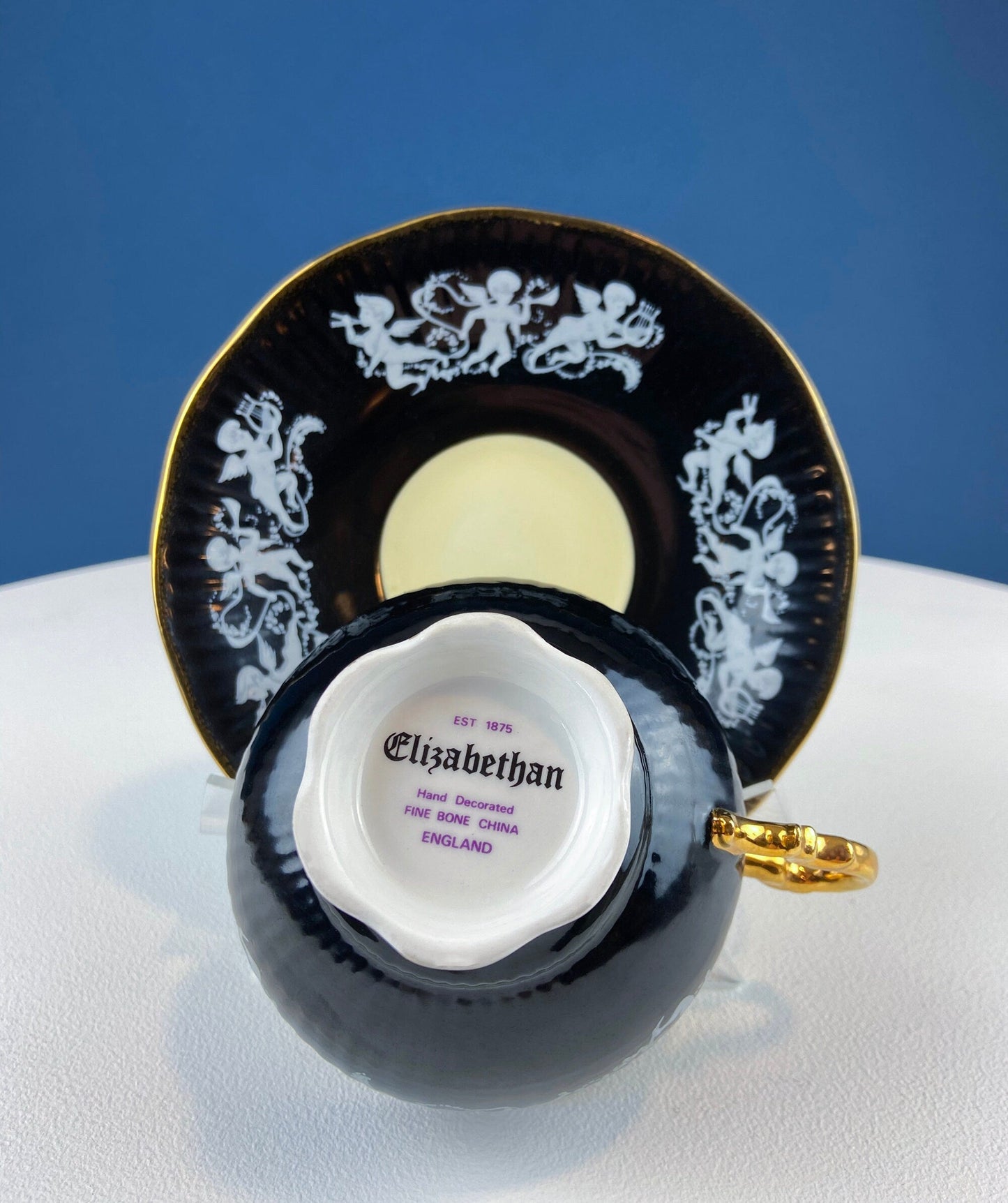 Tasse et soucoupe en porcelaine fine élisabéthaine vintage : Cupidons peints à la main