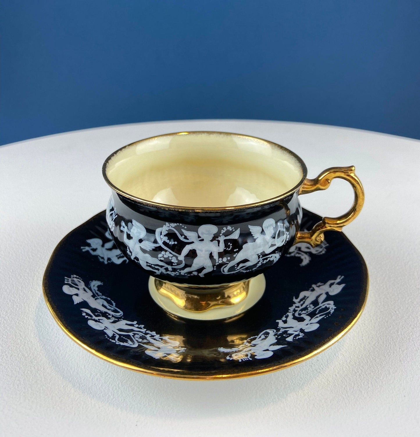 Tasse et soucoupe en porcelaine fine élisabéthaine vintage : Cupidons peints à la main