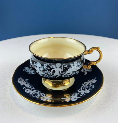 Tasse et soucoupe en porcelaine fine élisabéthaine vintage : Cupidons peints à la main
