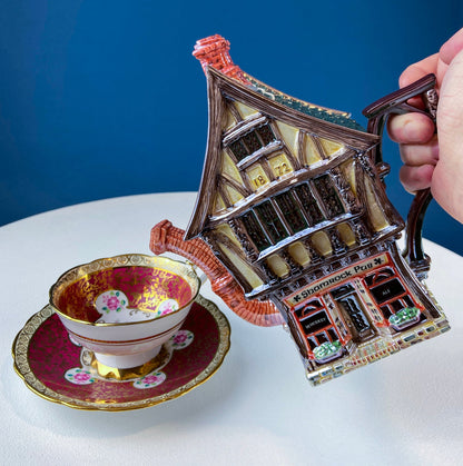 Bonita tetera con forma de amapola roja. Abeja sentada en la tapa. Estilo rústico moderno. Regalo para amantes del té. Lista de regalos de boda. Celebración de primavera. Coleccionable.