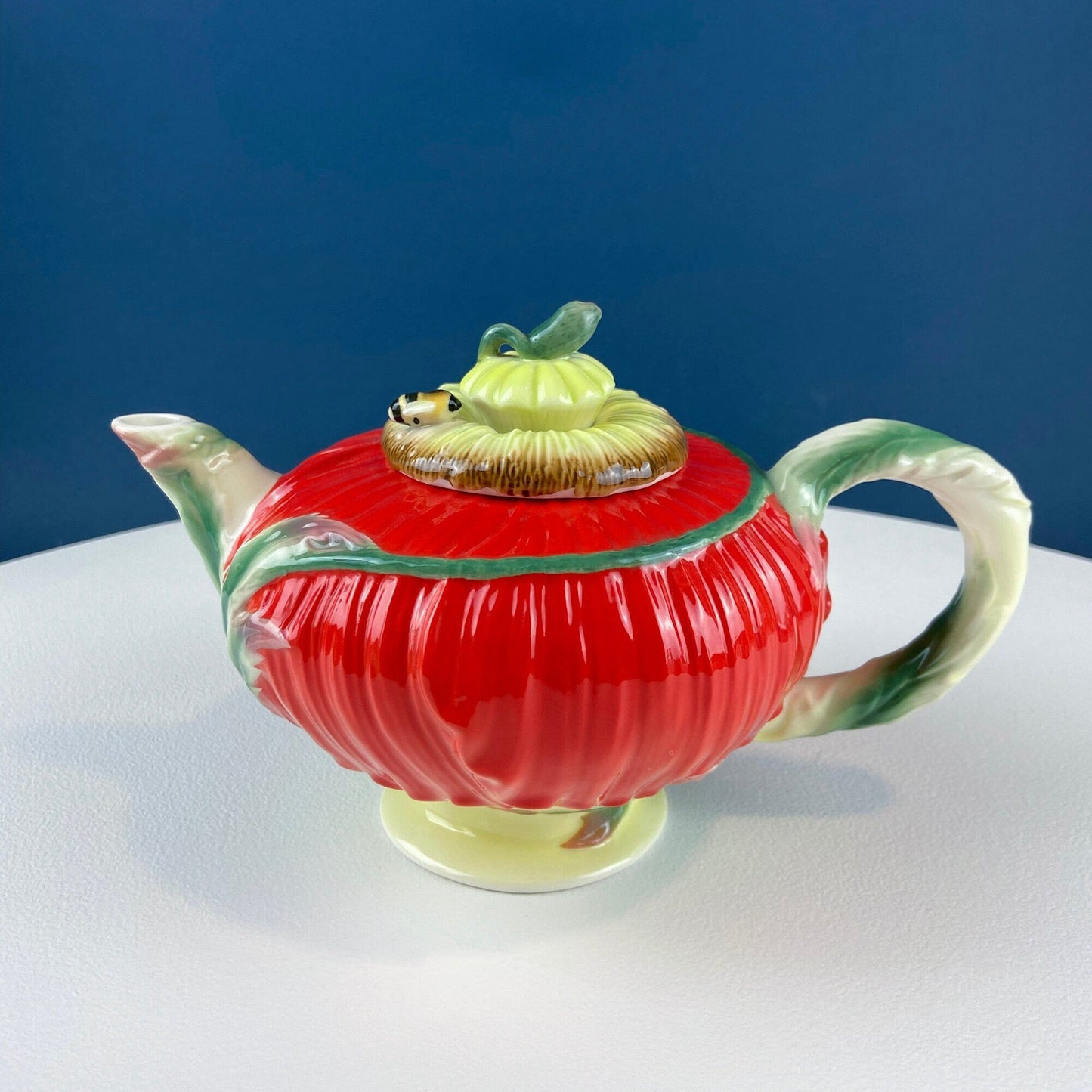 Bonita tetera con forma de amapola roja. Abeja sentada en la tapa. Estilo rústico moderno. Regalo para amantes del té. Lista de regalos de boda. Celebración de primavera. Coleccionable.