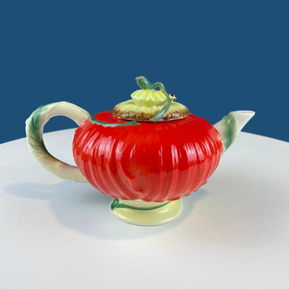 Bonita tetera con forma de amapola roja. Abeja sentada en la tapa. Estilo rústico moderno. Regalo para amantes del té. Lista de regalos de boda. Celebración de primavera. Coleccionable.