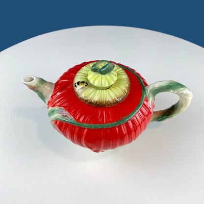 Bonita tetera con forma de amapola roja. Abeja sentada en la tapa. Estilo rústico moderno. Regalo para amantes del té. Lista de regalos de boda. Celebración de primavera. Coleccionable.