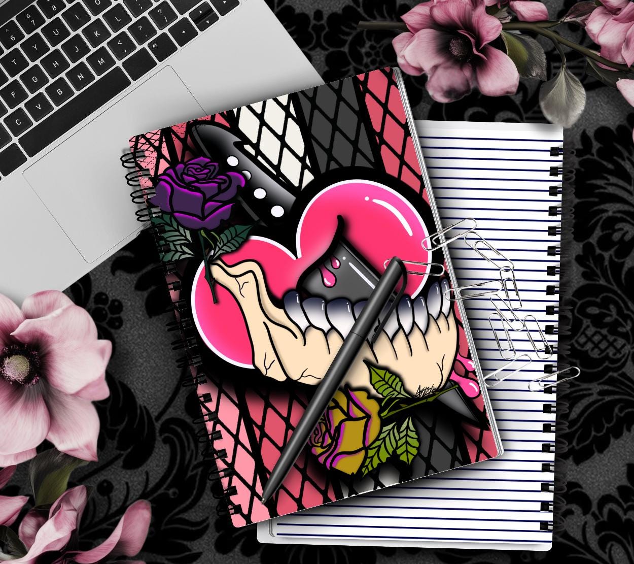 Cuaderno gótico, romántico y rebelde con detalles dibujados a mano: 160 páginas rayadas para tareas diarias, notas y escritura personal.