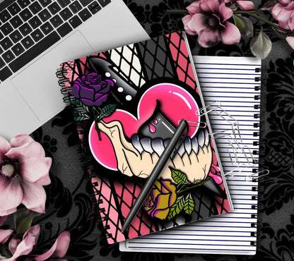 Cuaderno gótico, romántico y rebelde con detalles dibujados a mano: 160 páginas rayadas para tareas diarias, notas y escritura personal.