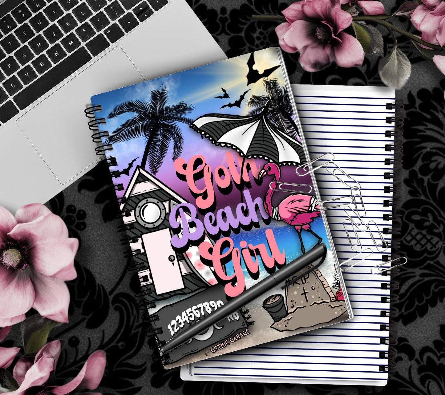 Carnet Goth Beach Girl – Paradis sombre dessiné à la main – 160 pages lignées pour les tâches et notes quotidiennes