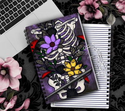 Cuaderno gótico con esqueleto y botánica, con detalles dibujados a mano: 160 páginas rayadas para tareas diarias, notas y escritura personal.