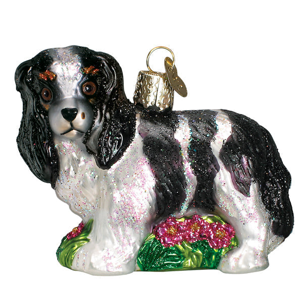 Adorno de vidrio soplado de King Charles Spaniel en blanco y negro