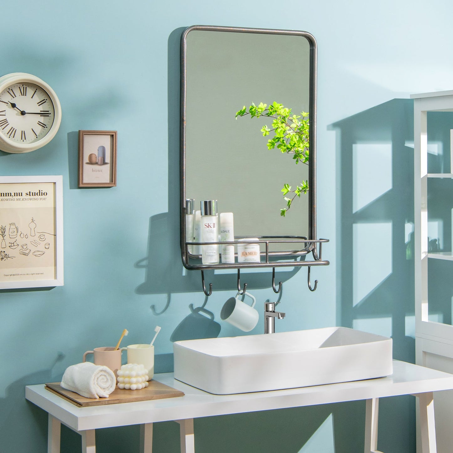 Espejo de baño de pared con estante y ganchos, marco de metal resistente para dormitorio y sala de estar