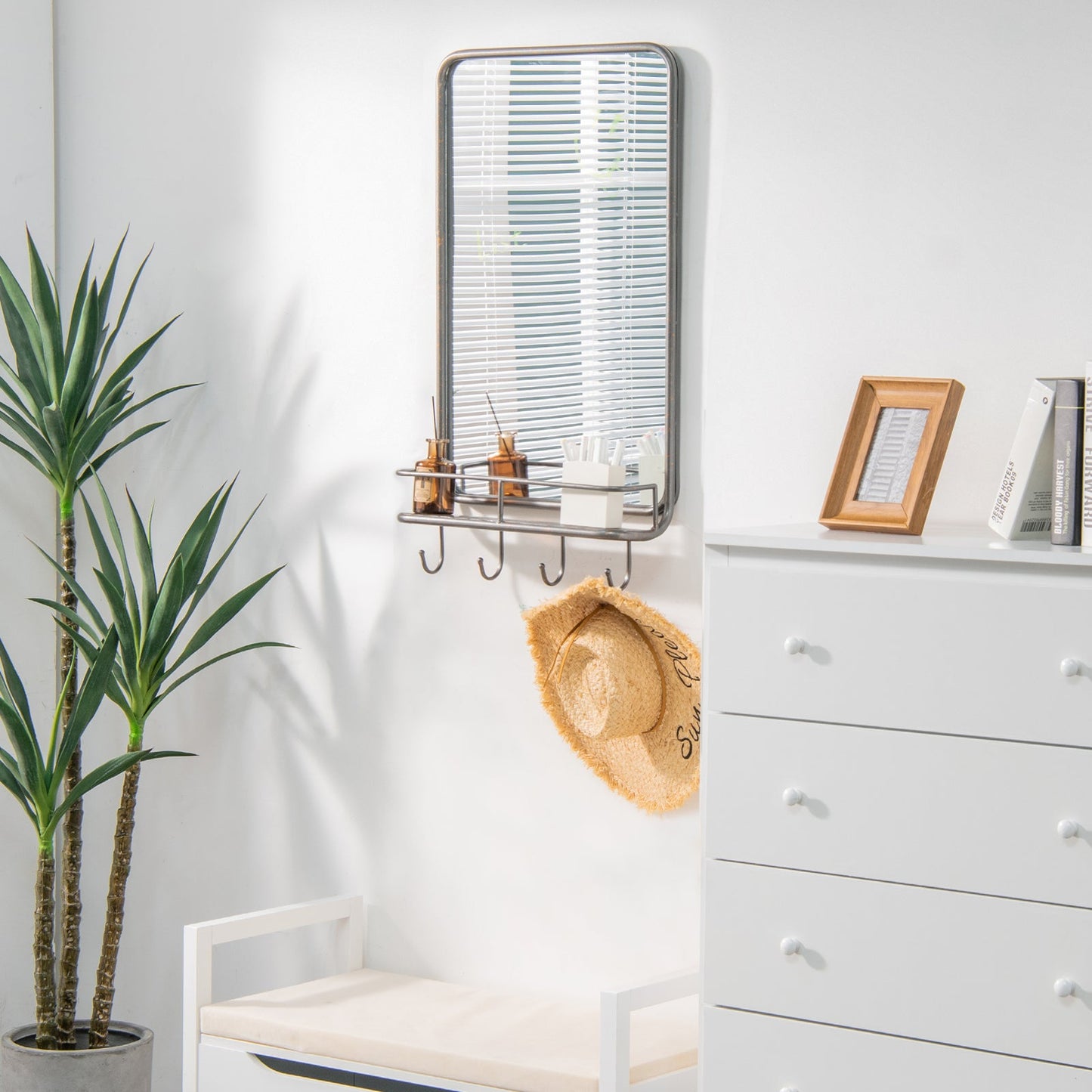 Espejo de baño de pared con estante y ganchos, marco de metal resistente para dormitorio y sala de estar