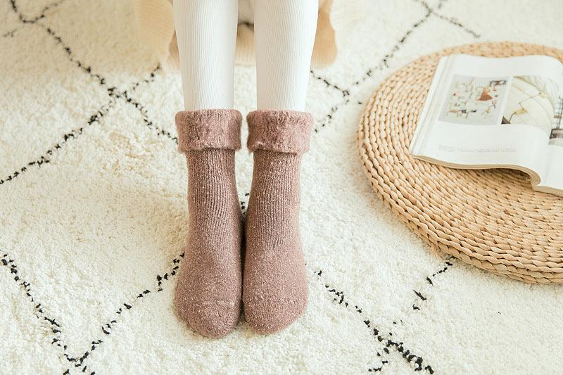 Stevvex pink merino wool crew socks, thick warm unisex winter socks on white rug on Tampa Home & Garden Store