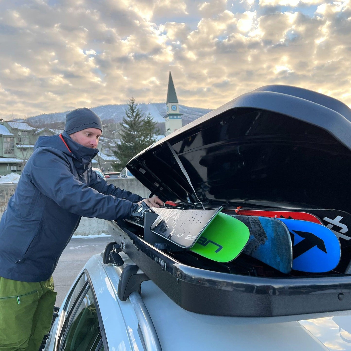 Trapski LowPro 4 L pour porte-skis et snowboards pour coffre de toit | Plastique HDPE de qualité marine | Sangle de qualité supérieure incluse | Garantie de 3 ans | Fabriqué aux États-Unis | Entreprise détenue par des vétérans