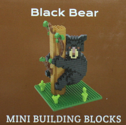 Minibloques de construcción de oso negro en un árbol