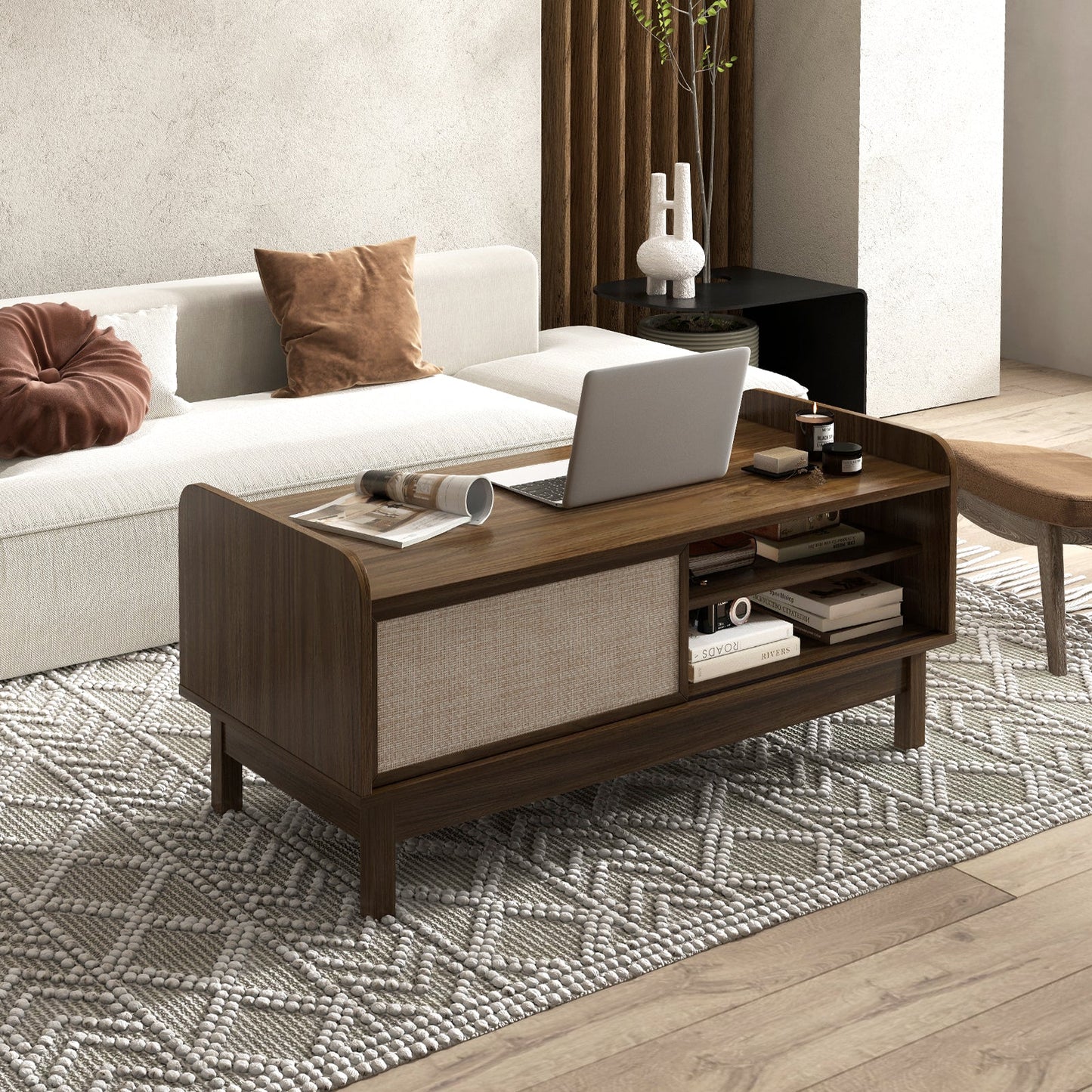 Mesa de centro Mid-Century con almacenamiento y puerta corrediza tejida y estante ajustable - Nogal