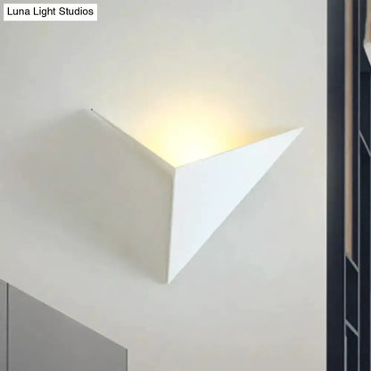 Modern Black and White Triangle Wall Lamp Sconce