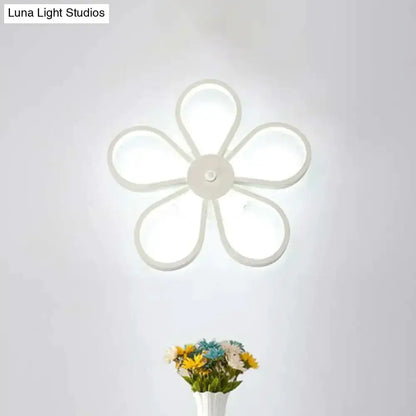 Modern White Flower Wall Mounted LED Dining Lamp