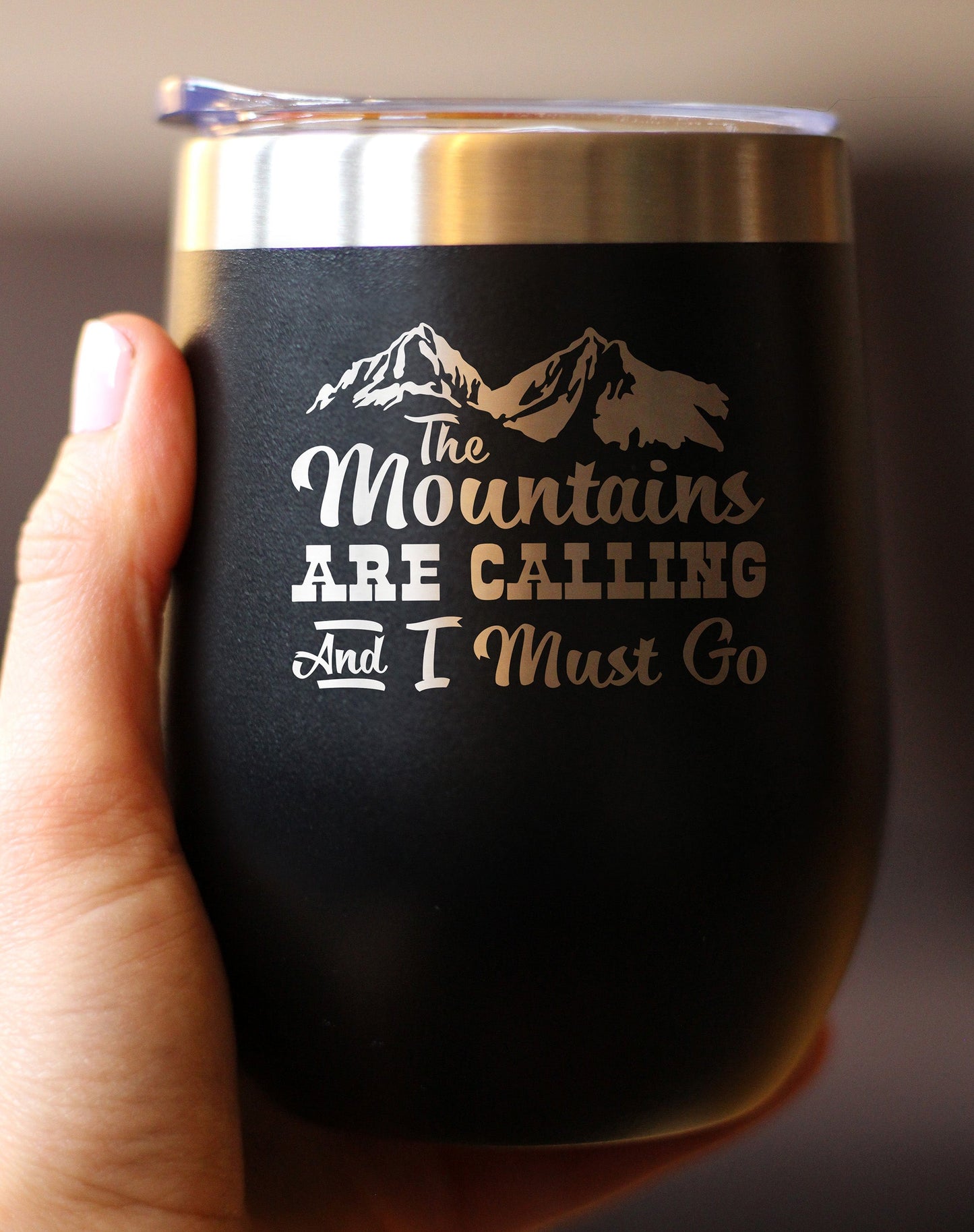 Mountains Are Calling - Verre à vin avec couvercle coulissant - Tasse isolée en acier inoxydable sans tige - Cadeau de randonnée et de camping en plein air