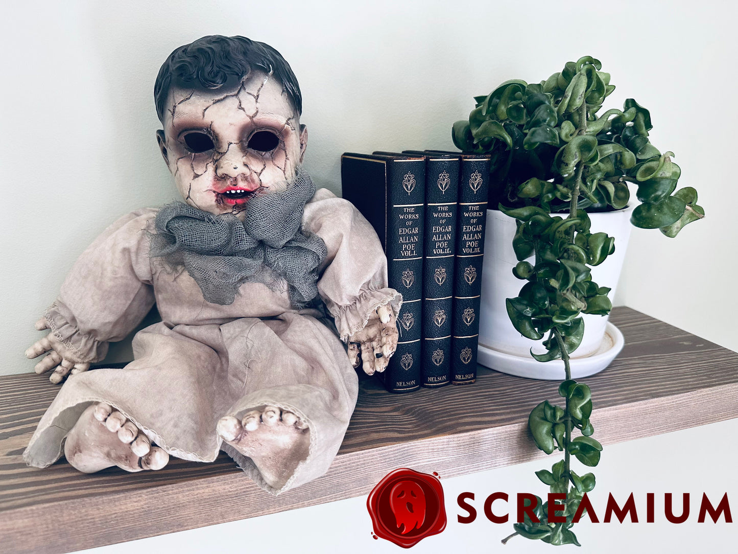 Muñeca espeluznante de cara agrietada con sonido: decoración de Halloween de 35 cm de alto