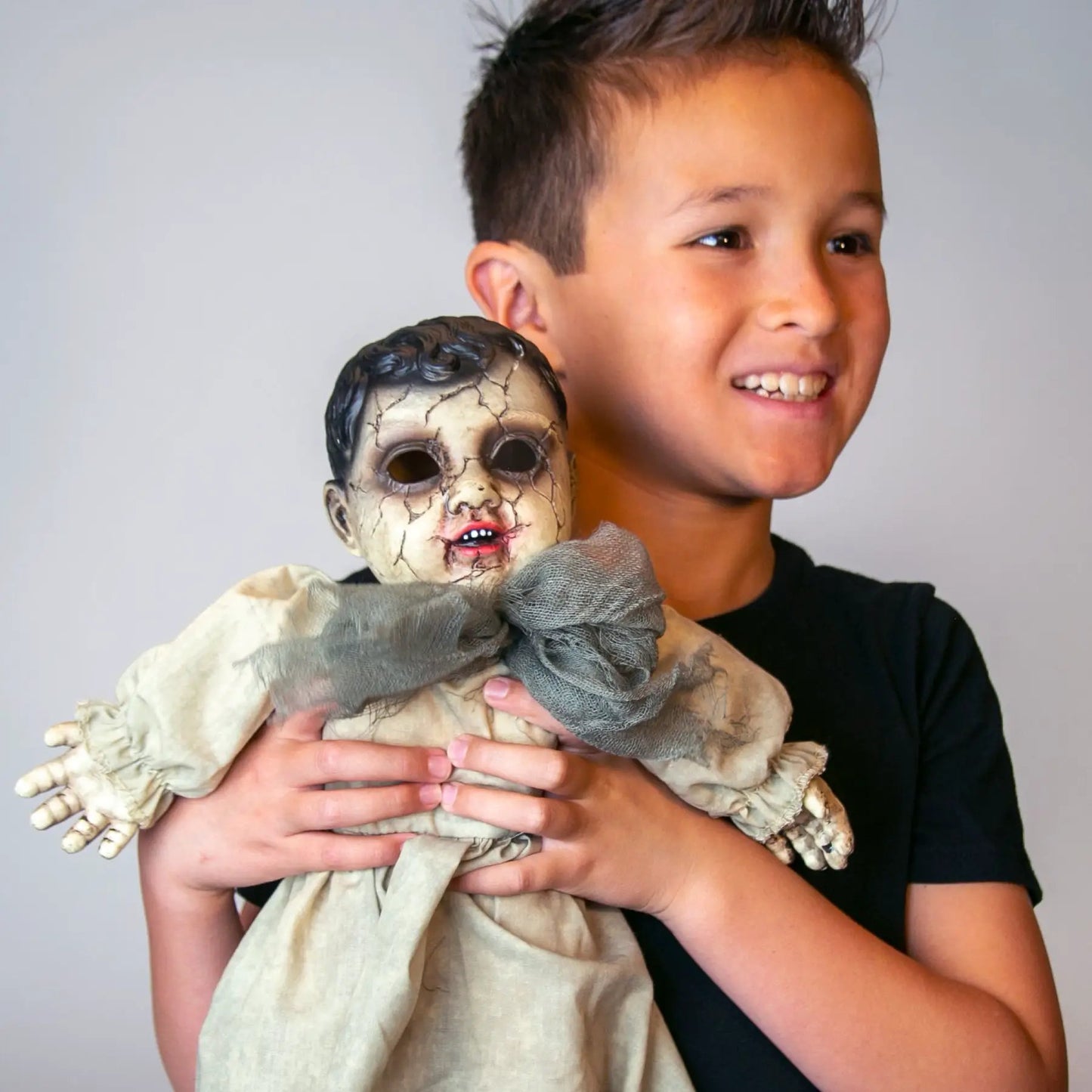 Muñeca espeluznante de cara agrietada con sonido: decoración de Halloween de 35 cm de alto