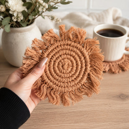 Sous-verres tressés à pompons pastel