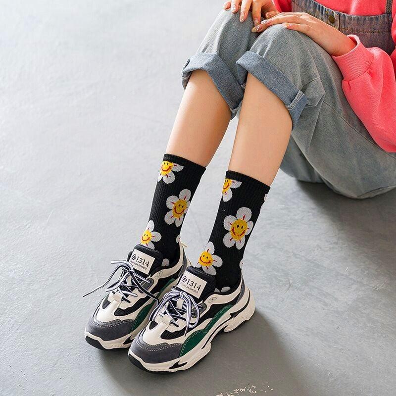 Stevvex New Style Cartoon Flower Women Socks black crew socks with daisies and smiley faces pair on Tampa Home & Garden Store
