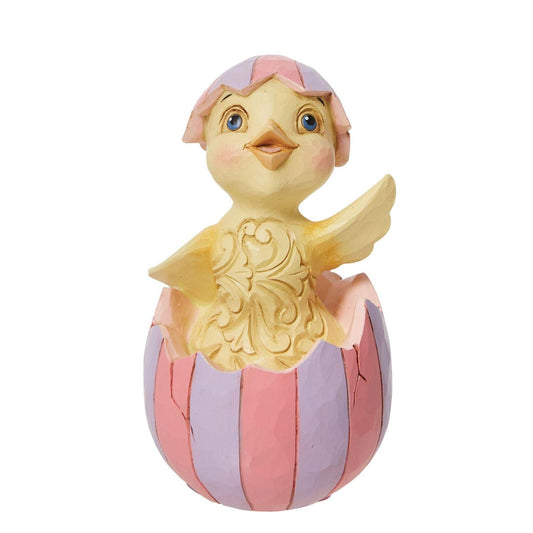 Mini poussin de Pâques dans une figurine d'œuf