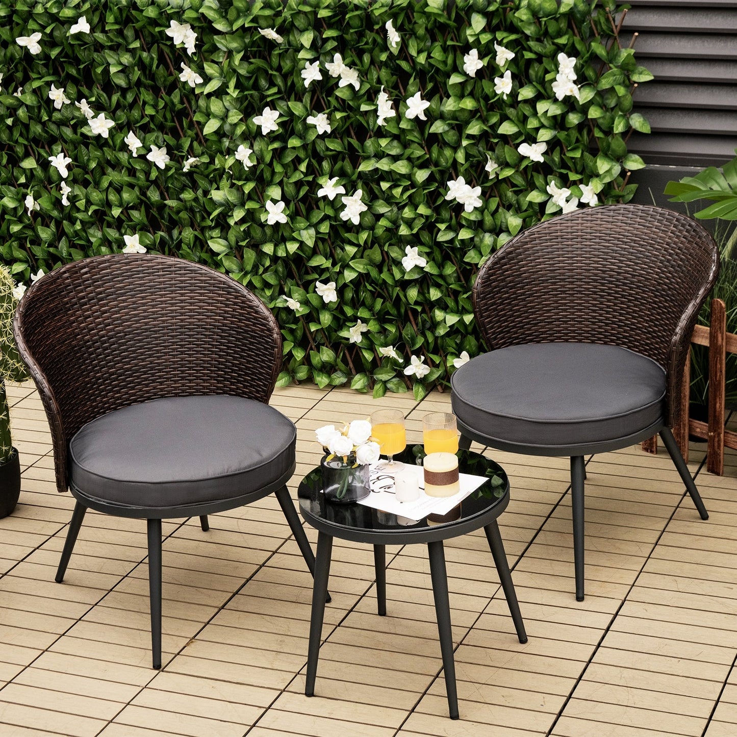 Juego de bistró de ratán para patio de 3 piezas con 2 cojines de asiento y mesa de centro de vidrio templado - Marrón