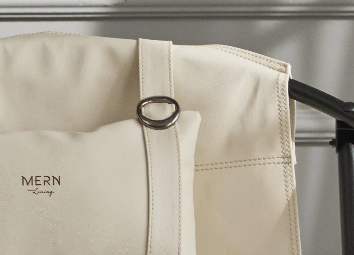 Silla plegable de piel sintética con estructura de metal color blanco roto