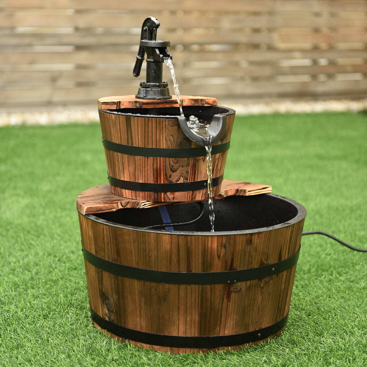 Fuente de barril de madera de dos niveles para exterior con bomba