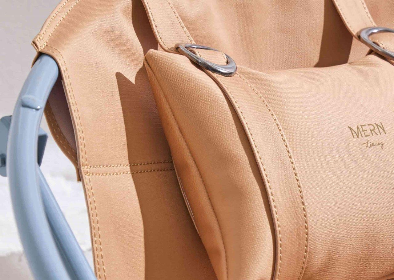 Silla plegable de piel sintética con estructura de metal color naranja