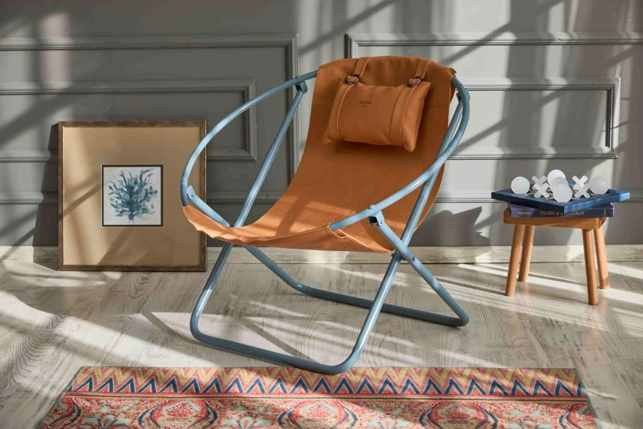 Silla plegable de piel sintética con estructura de metal color naranja