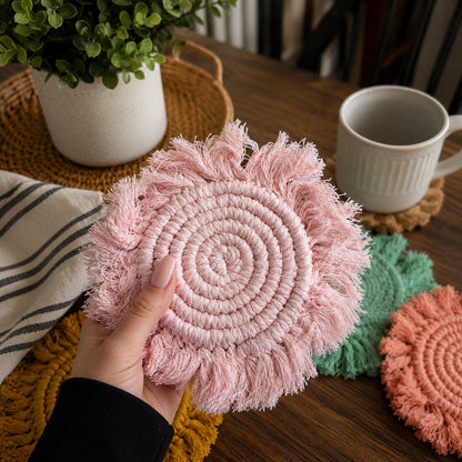 Sous-verres tressés à pompons pastel