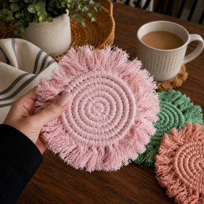 Sous-verres tressés à pompons pastel
