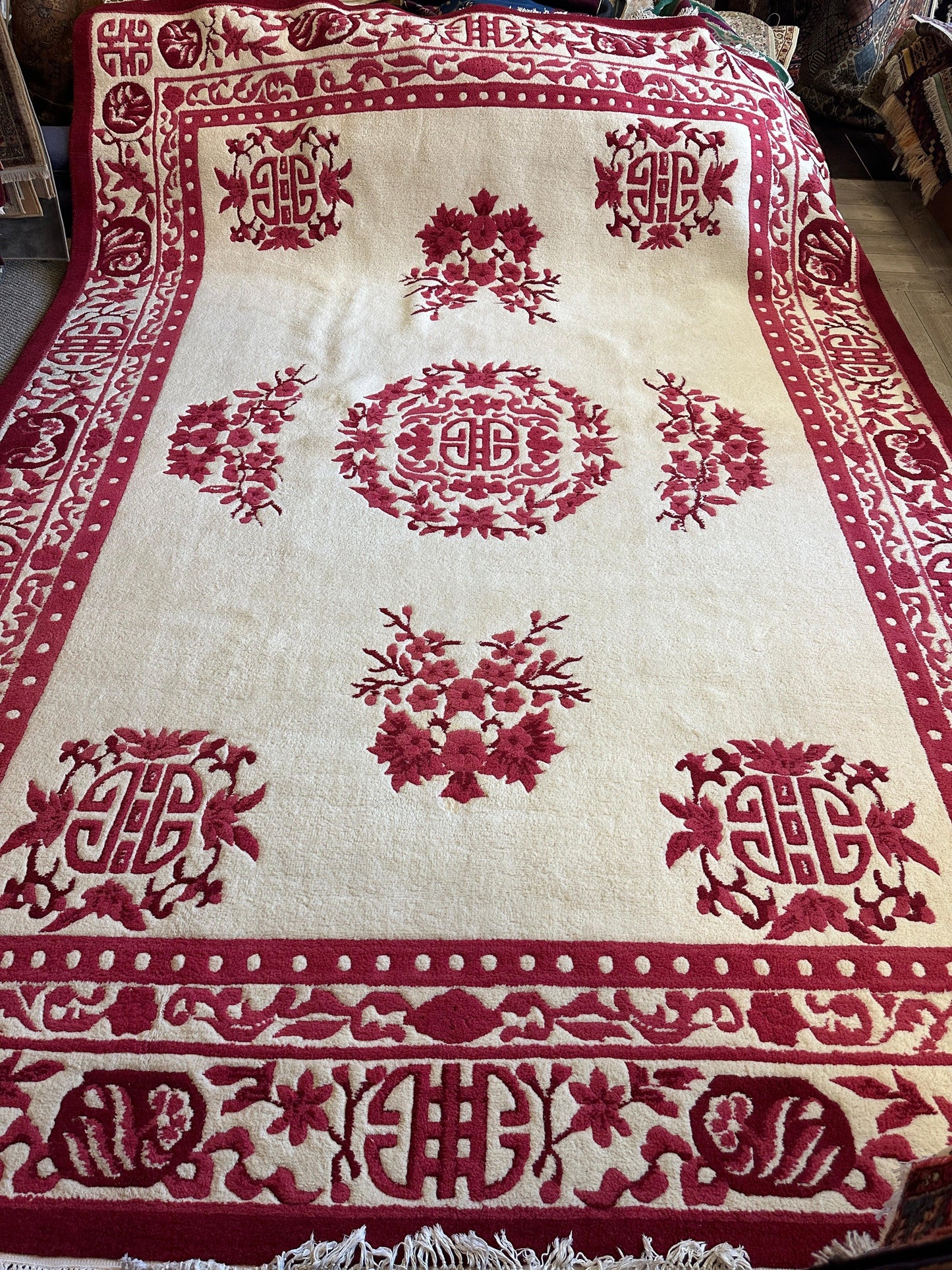 Tapis rouge et beige de style Art déco chinois, 11 x 15