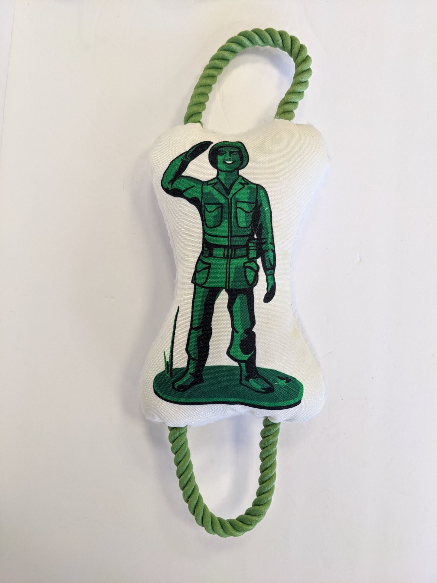 Soldat rétro avec couineur et peluche en papier froissé