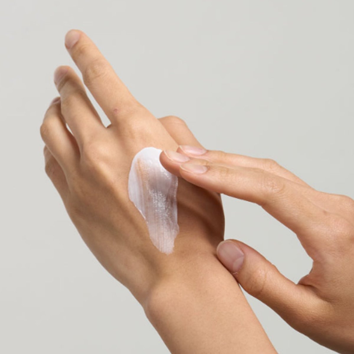 Scentlier English Daisy Body Lotion 320ml by Seoulia white cream applied to hand on Tampa Home & Garden Store