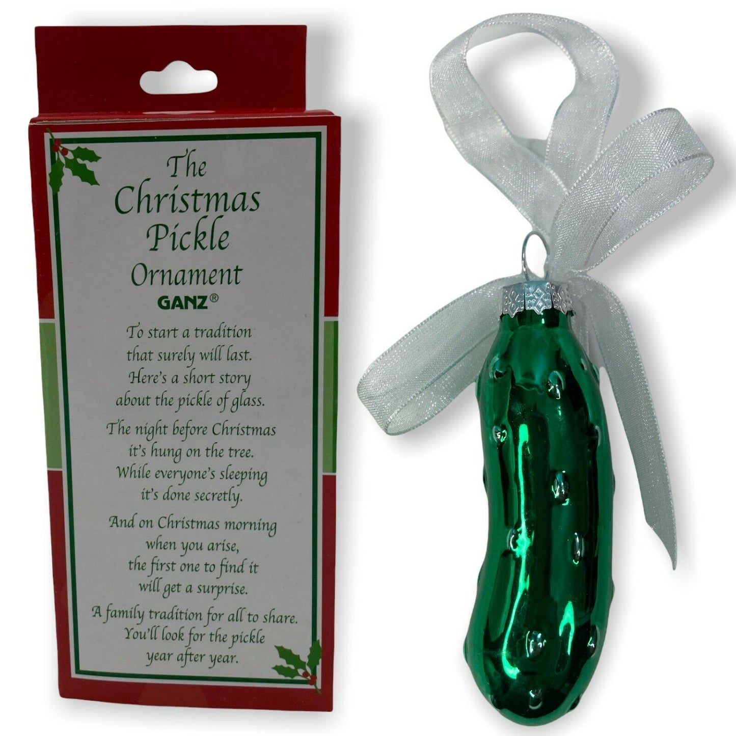 Décoration de Noël en forme de cornichon dans une boîte cadeau à fenêtre