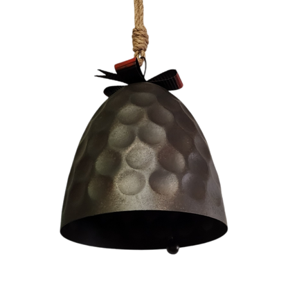 Campana de metal martillado con arco -