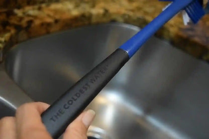 Cepillo The Coldest Water Bottle: 3 herramientas en 1