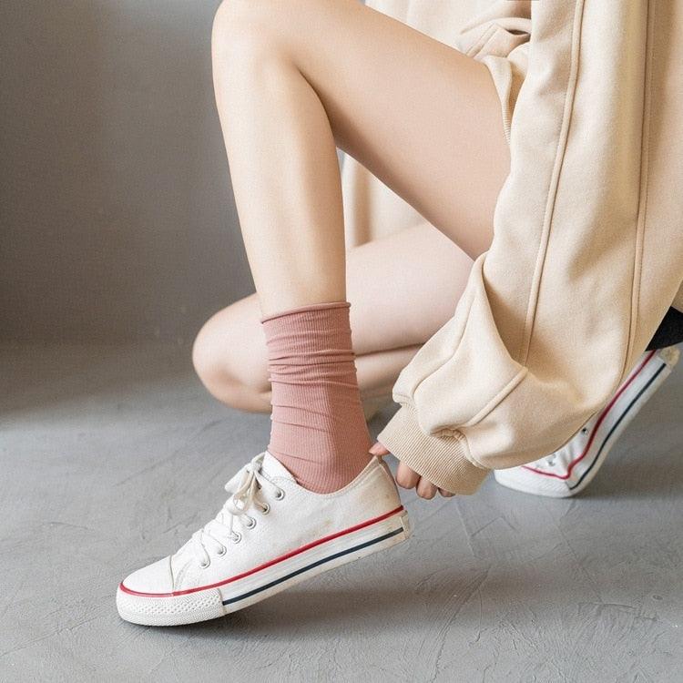 Thin Stevvex cotton ankle socks in peach color with white canvas sneakers on Tampa Home & Garden Store