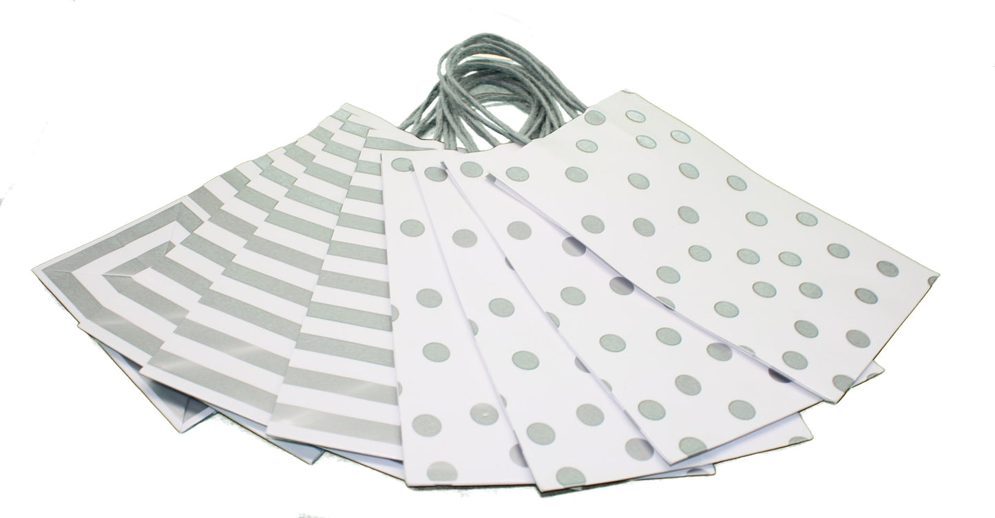 Ensemble de 8 sacs cadeaux Junior Cub blancs avec détails argentés métallisés en kraft