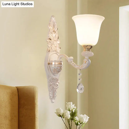 Lámpara de pared tradicional para interiores con pantalla de campana orientada hacia arriba de cristal blanco - Iluminación de pared de 1 bombilla