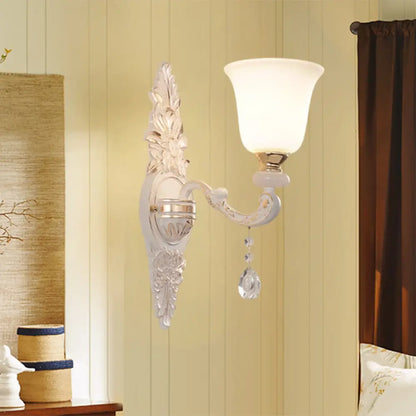 Lámpara de pared tradicional para interiores con pantalla de campana orientada hacia arriba de cristal blanco - Iluminación de pared de 1 bombilla