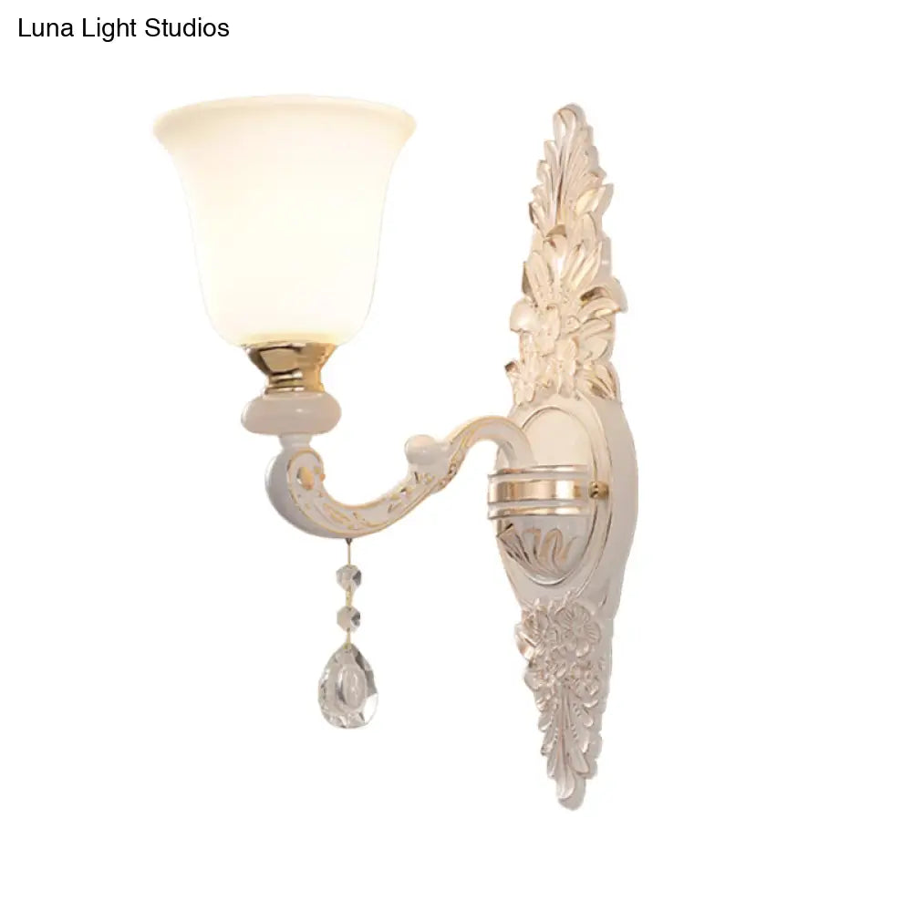 Lámpara de pared tradicional para interiores con pantalla de campana orientada hacia arriba de cristal blanco - Iluminación de pared de 1 bombilla