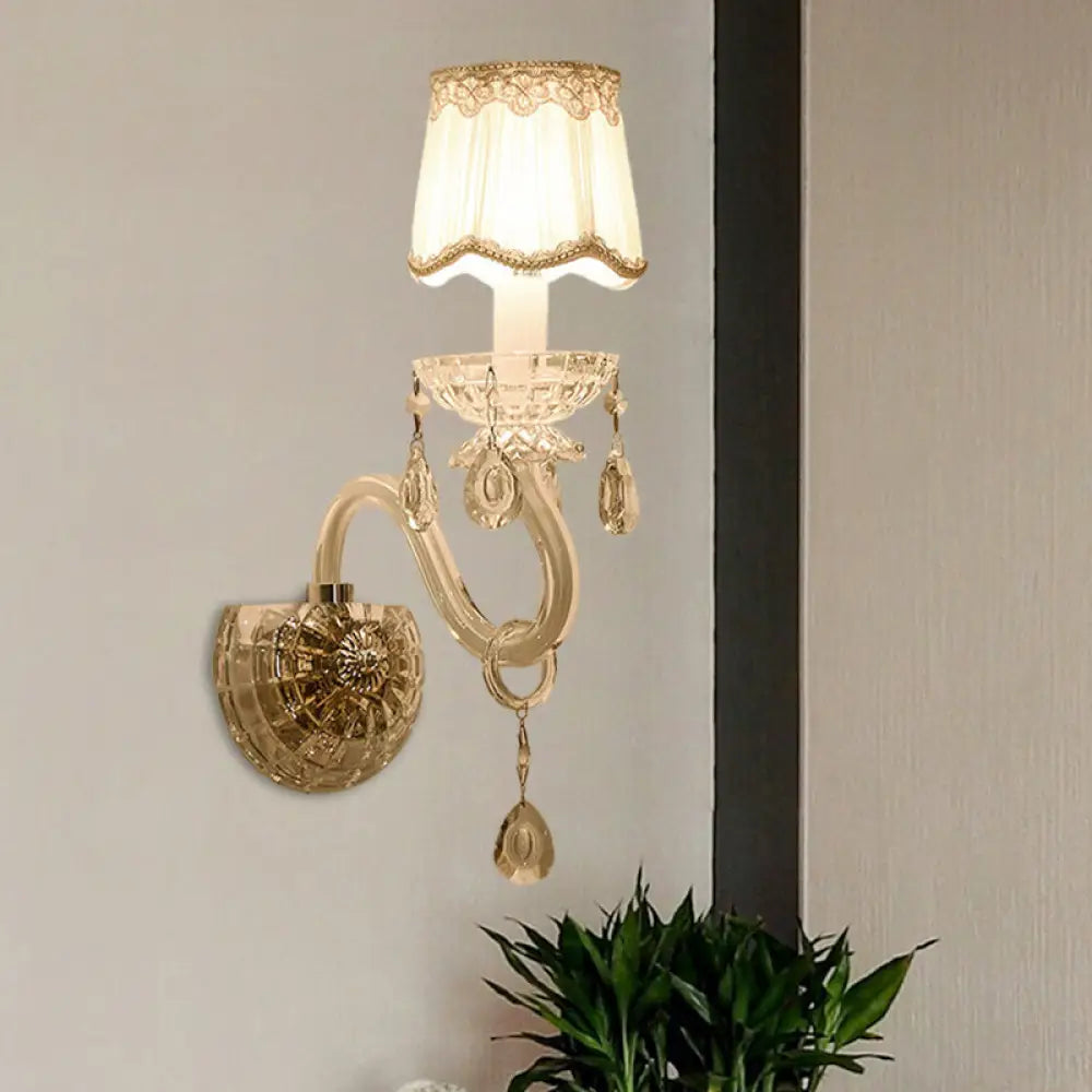 Lámpara de pared tradicional blanca con detalle de cristal transparente y pantalla de tela festoneada