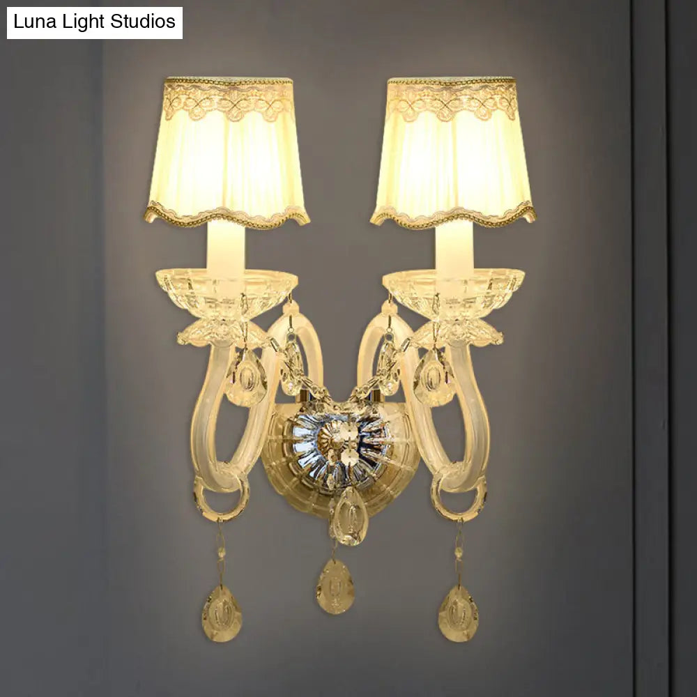 Lámpara de pared tradicional blanca con detalle de cristal transparente y pantalla de tela festoneada