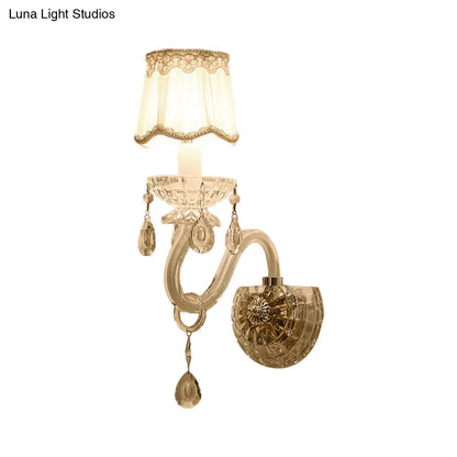 Lámpara de pared tradicional blanca con detalle de cristal transparente y pantalla de tela festoneada