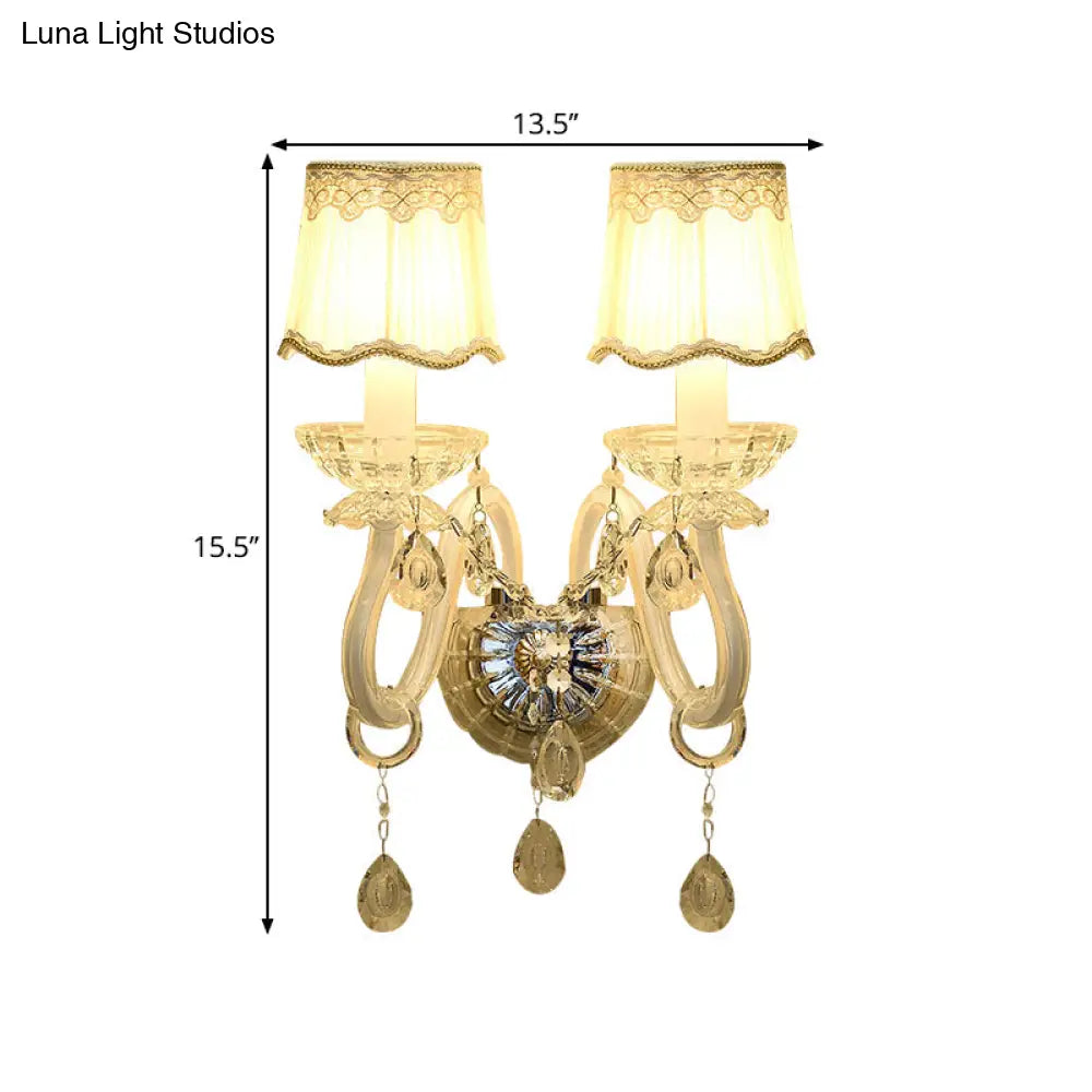 Lámpara de pared tradicional blanca con detalle de cristal transparente y pantalla de tela festoneada